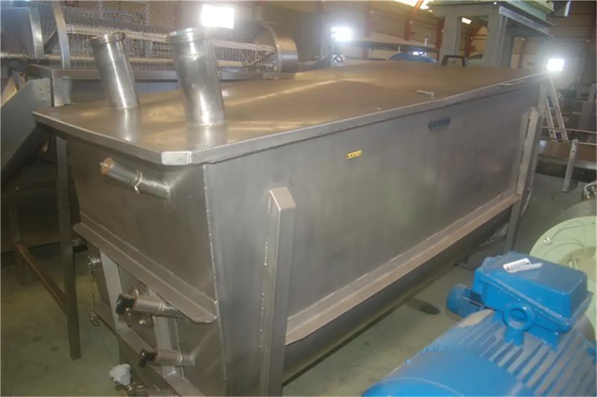 mezclador-horizontal-con-resistencias-electricas-y-agitador-2000-l