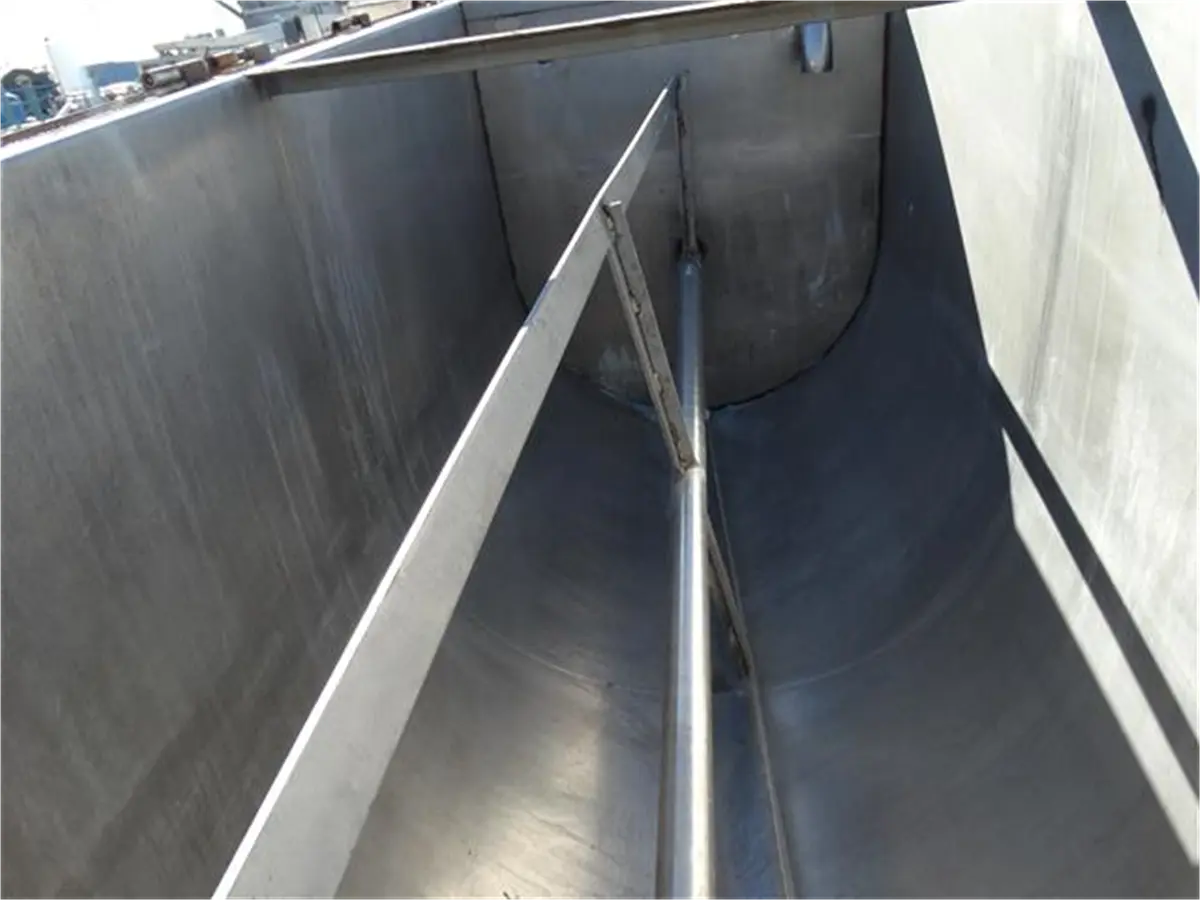 mezclador-horizontal-con-resistencias-electricas-y-agitador-2000-l