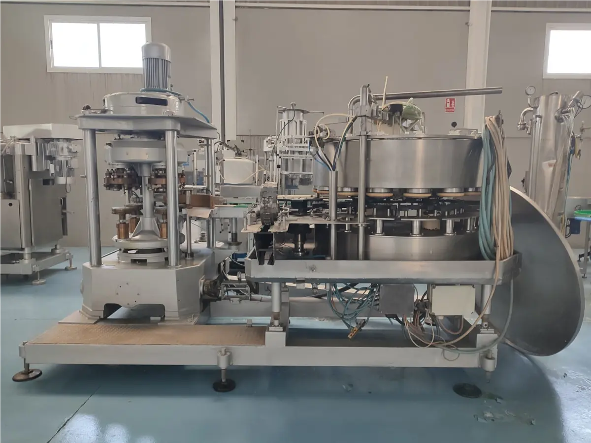 zilli-bellini-vacuum-liquid-filler-with-cuomo-seamer