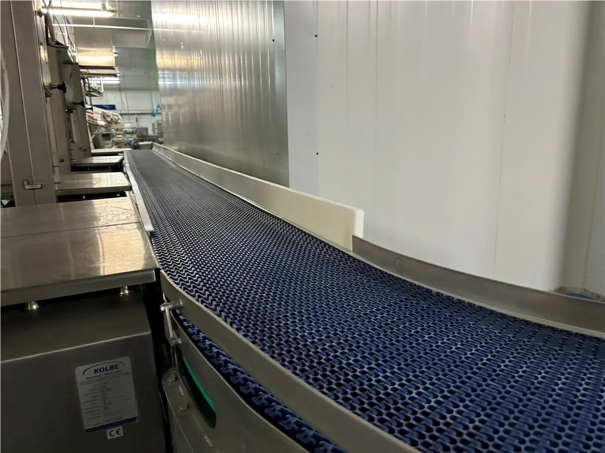 cinta-transportadora-de-banda-modular-con-curva-y-lavado