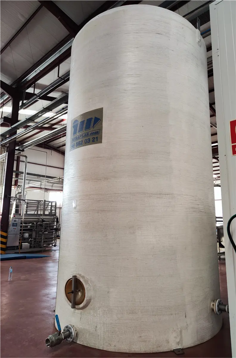 deposito-vertical-de-poliester-miraplas-32-000-l