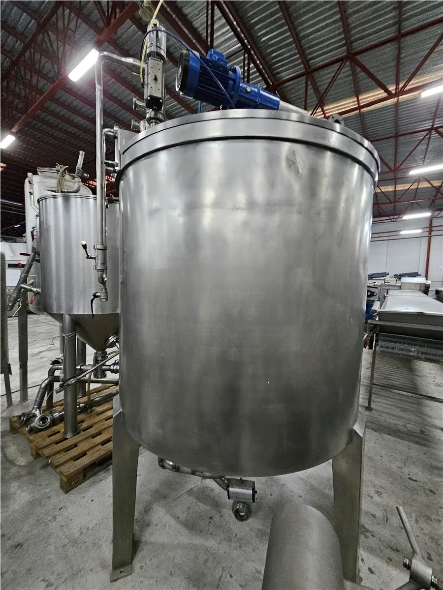 deposito-vertical-con-fondo-conico-con-agitador-2-000-l-inox
