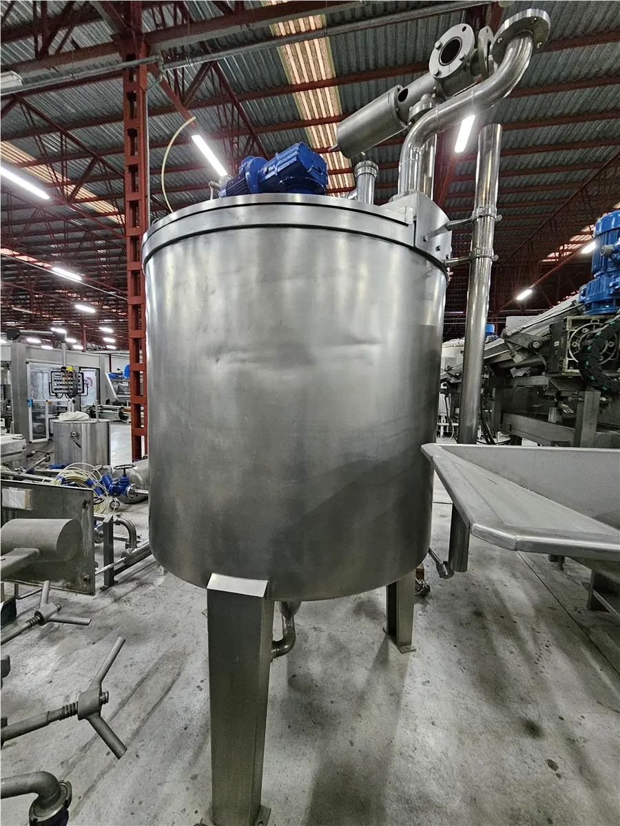 deposito-vertical-con-fondo-conico-con-agitador-2-000-l-inox
