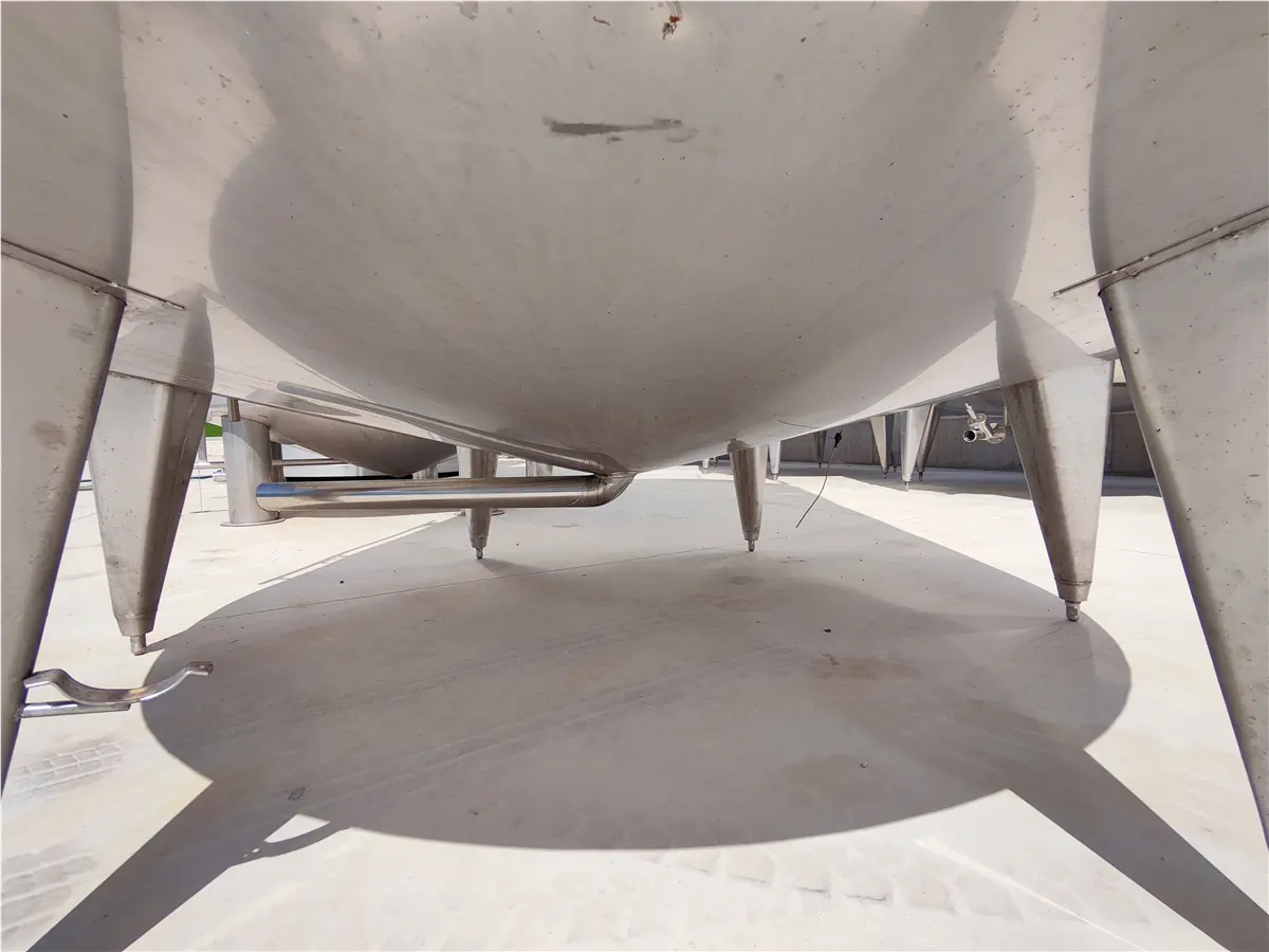 serbatoio-verticale-a-doppia-camicia-con-agitatore