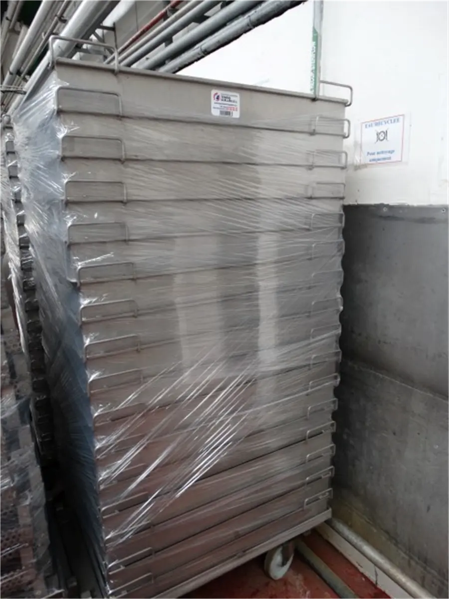 carro-con-bandejas-en-acero-inox-y-ruedas