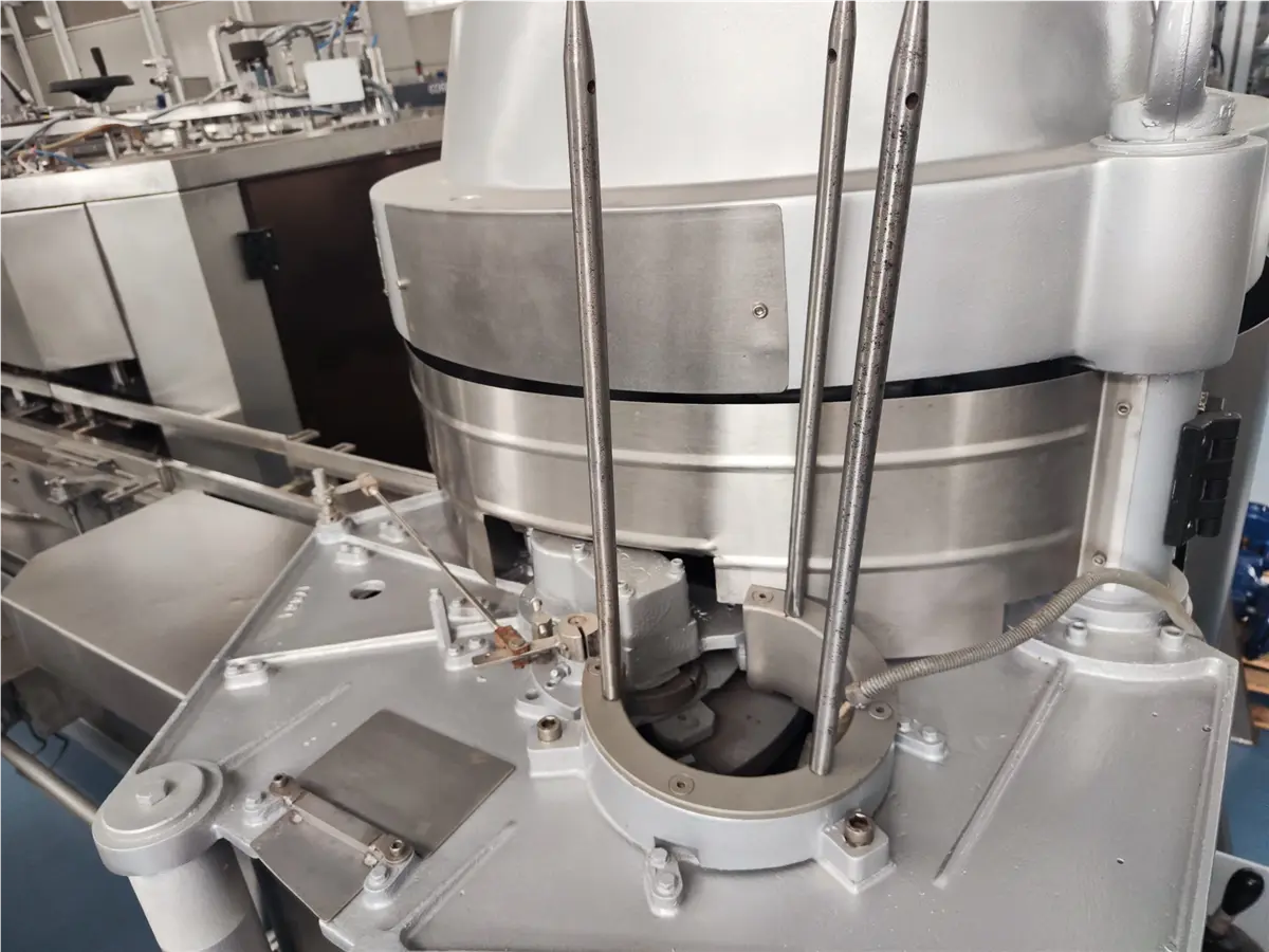 gruppo-di-riempimento-sottovuoto-ed-aggraffatura-per-scatole-comaco-agm-3r