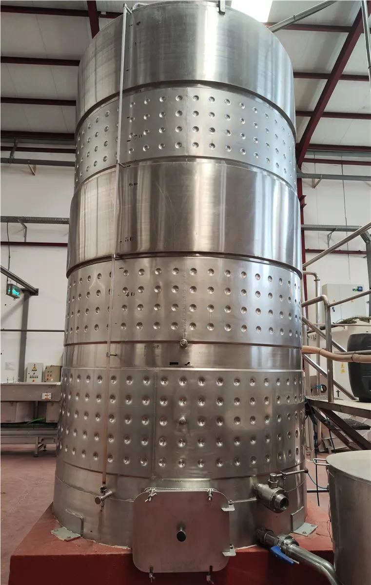 deposito-vertical-de-fermentacion-refrigerado-9-000-l-inox