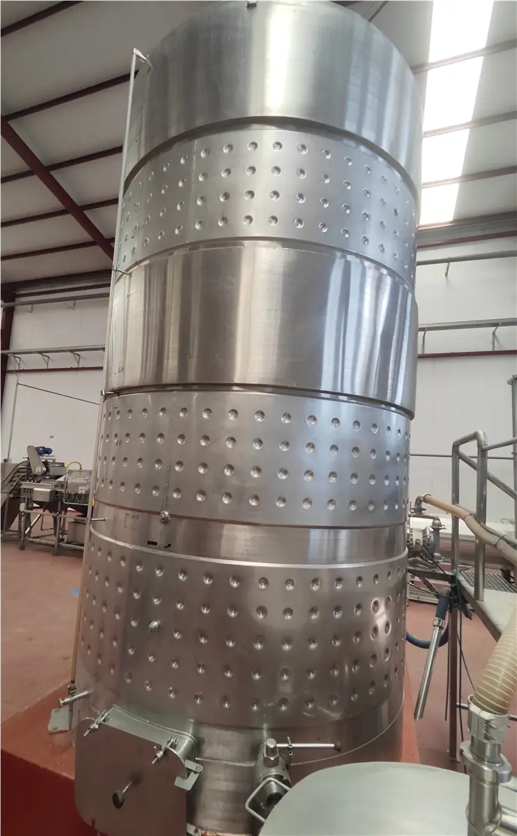 deposito-vertical-de-fermentacion-refrigerado-9-000-l-inox