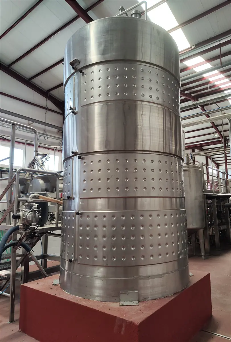 deposito-vertical-de-fermentacion-refrigerado-9-000-l-inox