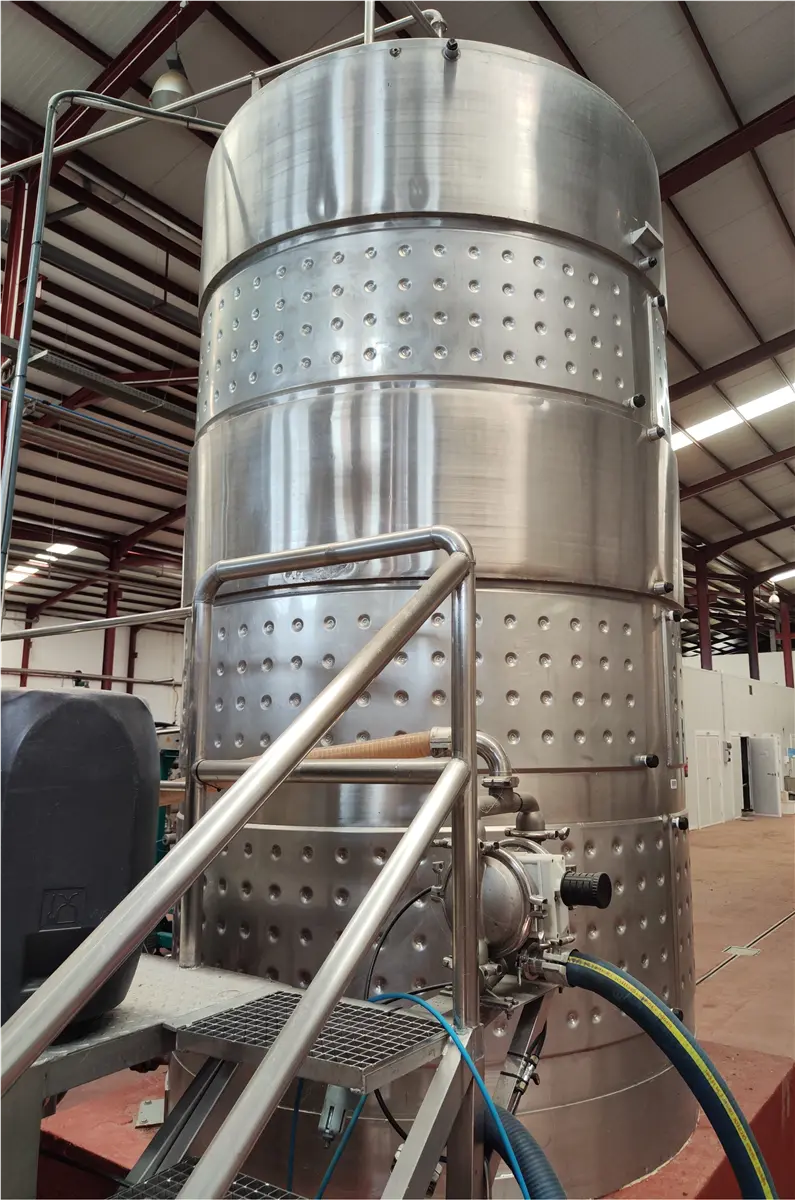 deposito-vertical-de-fermentacion-refrigerado-9-000-l-inox