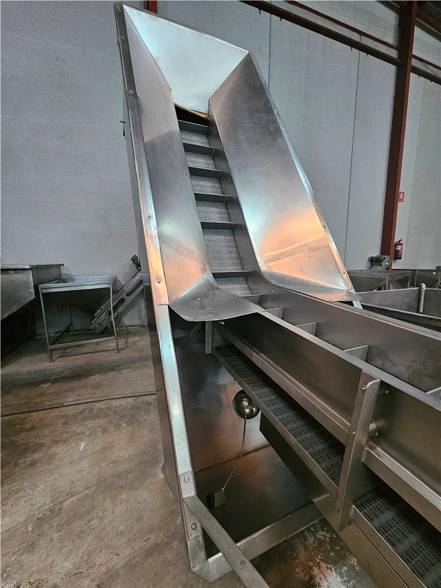 modular-elevating-belt-with-hopper-3