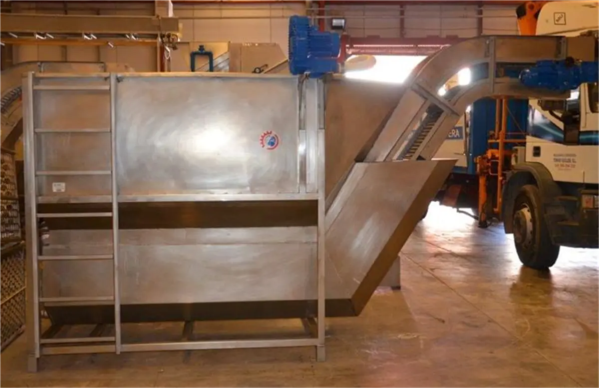 elevador-de-cangilones-con-balsa-en-acero-inox-descarga-4-20-m