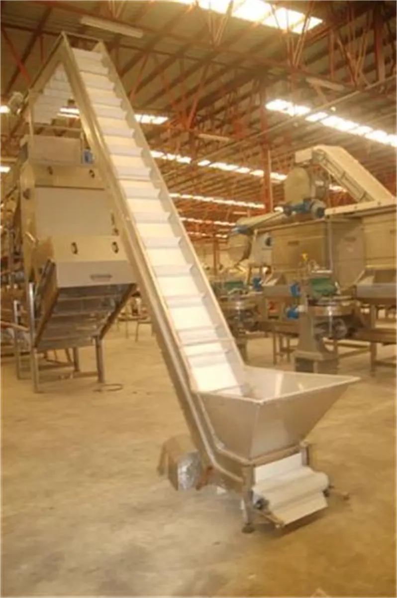 elevador-de-banda-modular-con-cangilones-y-tolva-1