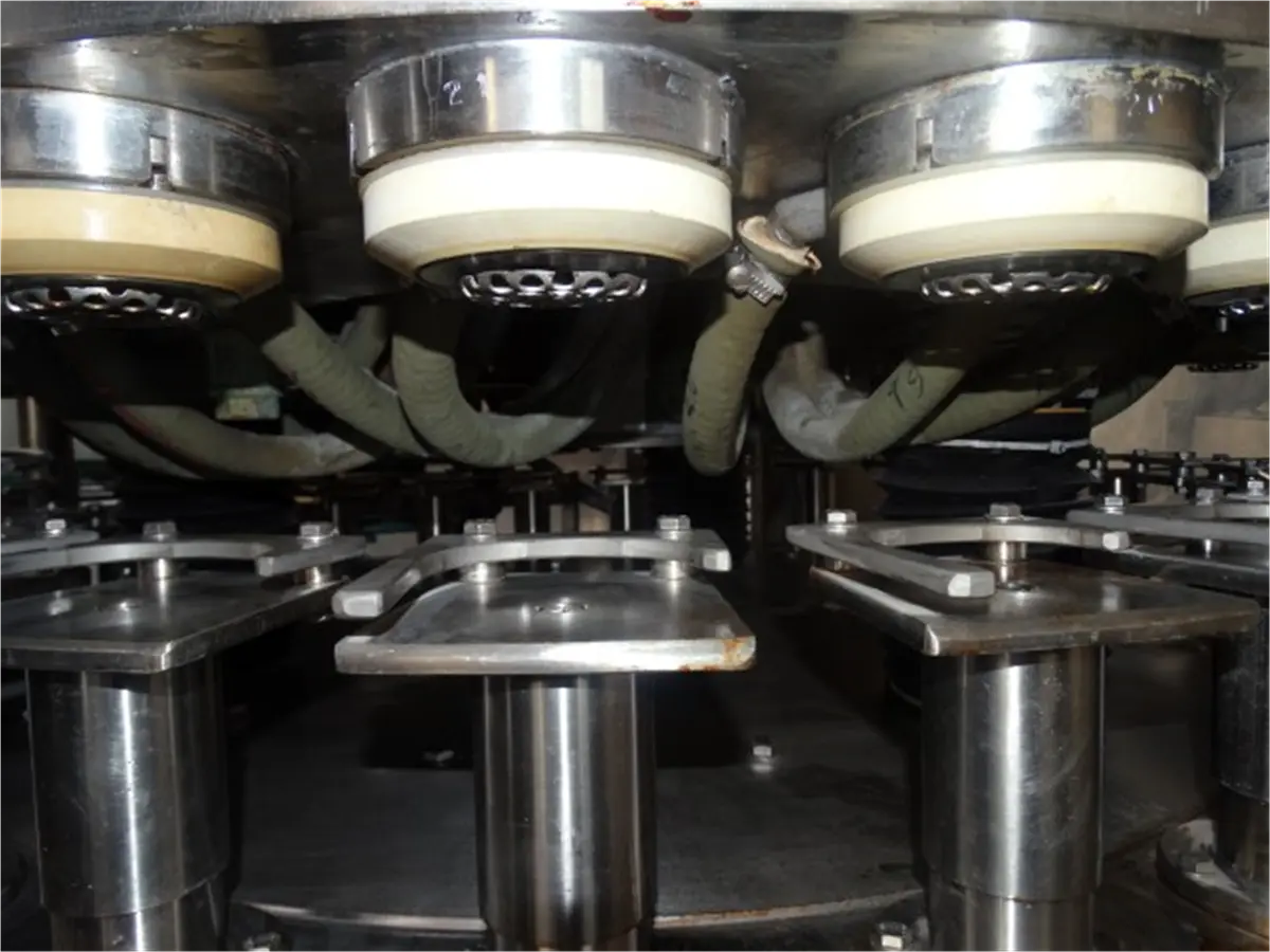 cerradora-automatica-de-latas-con-grupo-bajo-vacio-comaco-agm4-inox