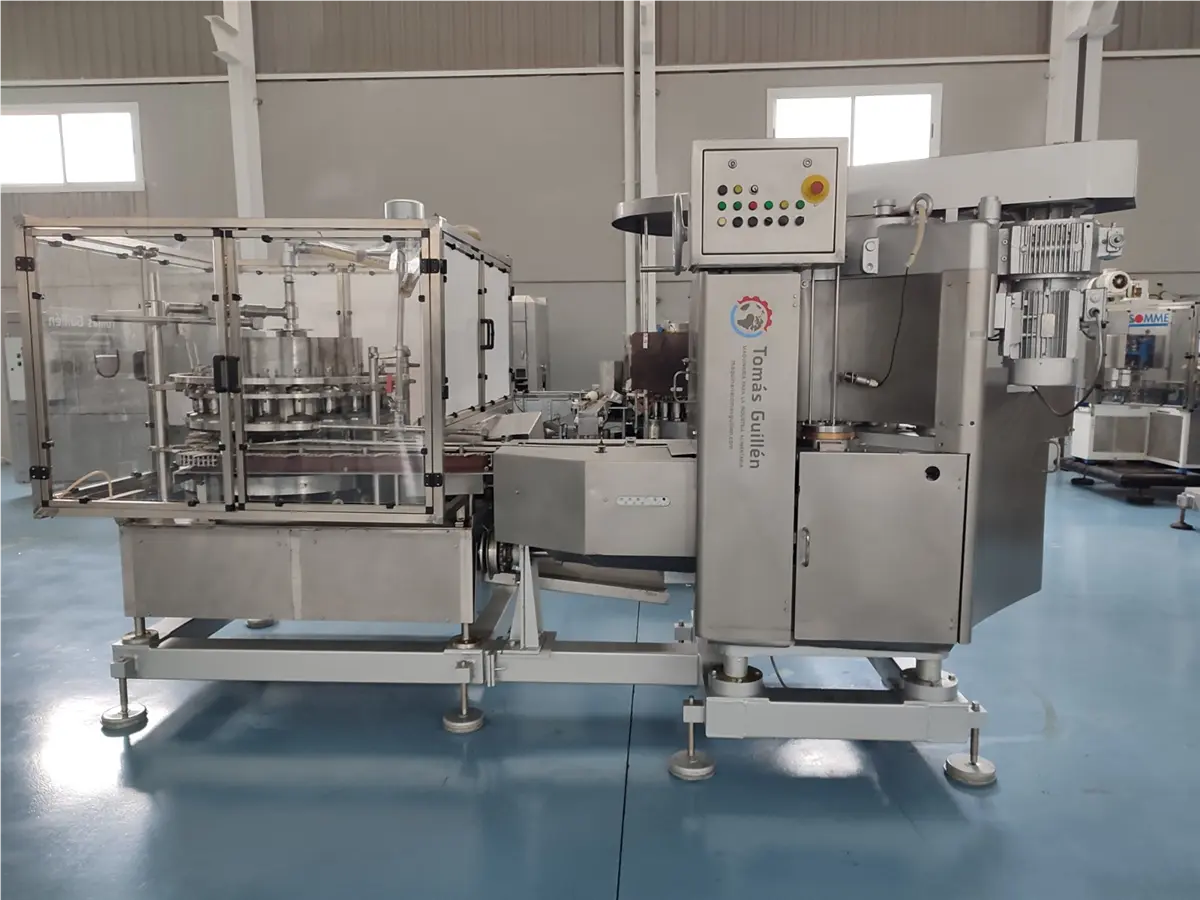 cerradora-automatica-de-latas-fmc-452-con-grupo-bajo-vacio-1