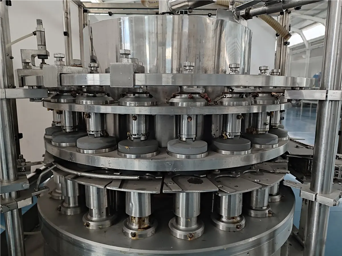 cerradora-automatica-de-latas-fmc-452-con-grupo-bajo-vacio-1