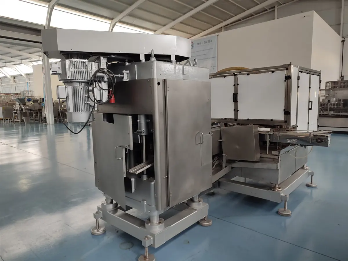 cerradora-automatica-de-latas-fmc-452-con-grupo-bajo-vacio-1