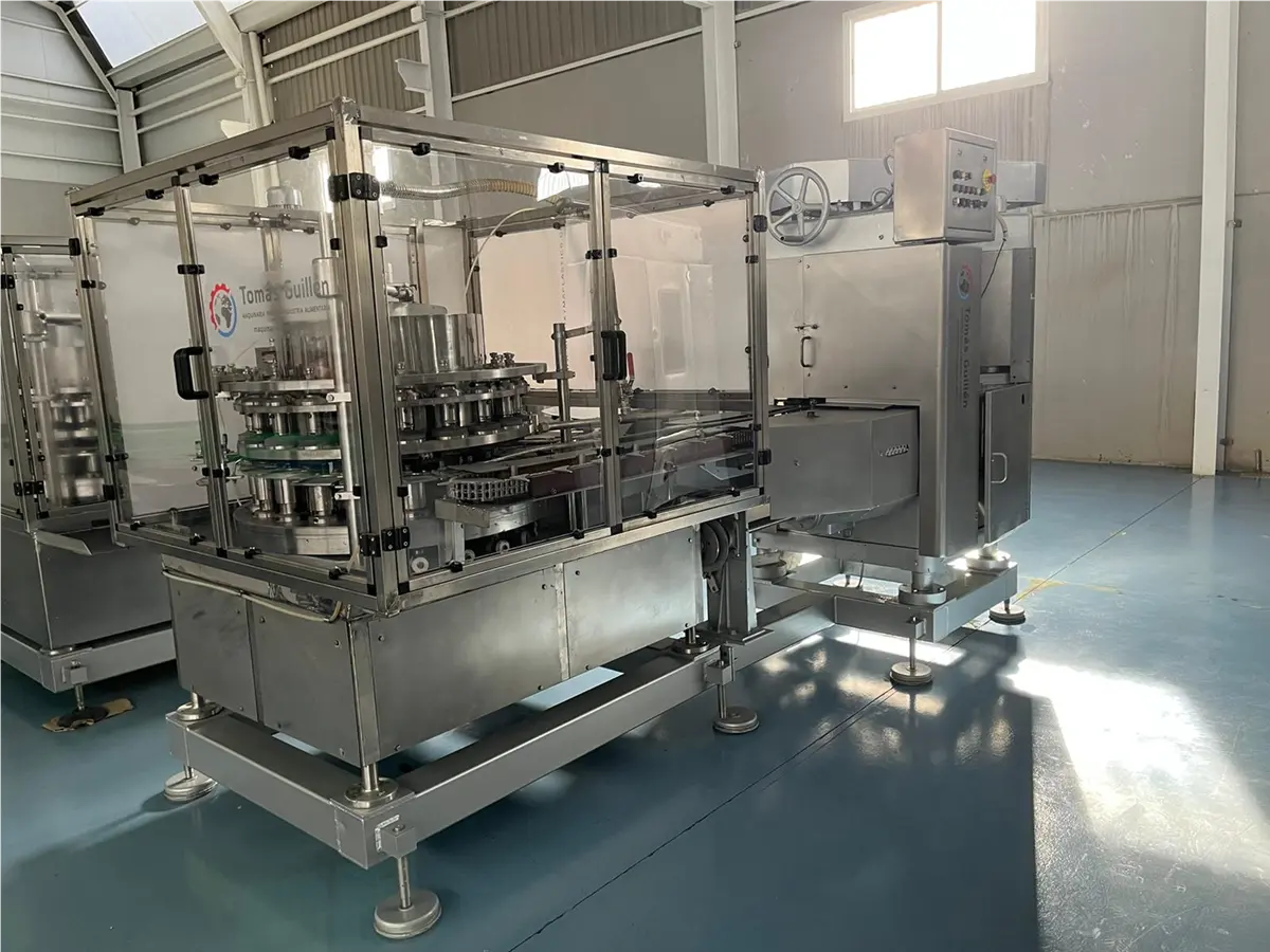 cerradora-automatica-de-latas-fmc-452-con-grupo-bajo-vacio-1