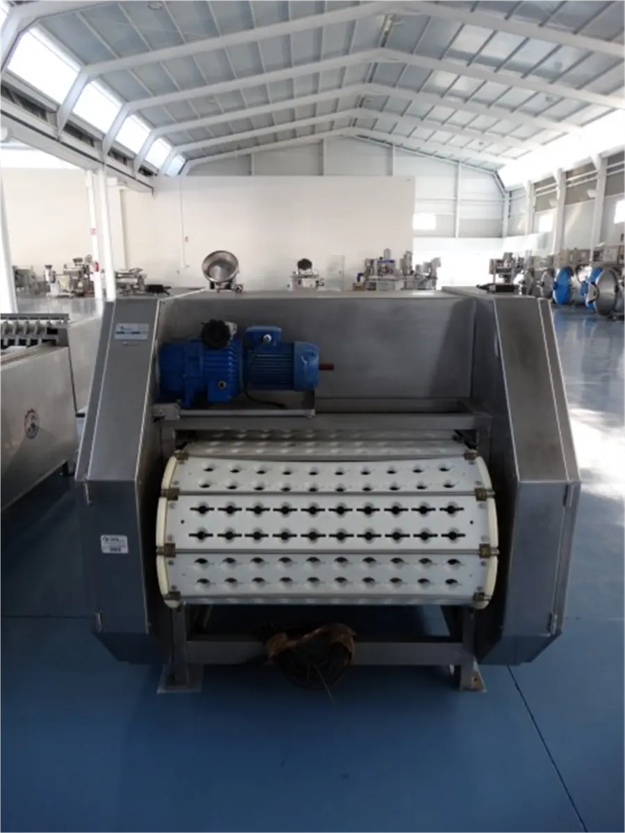 partidora-deshuesadora-de-albaricoque-en-acero-inox-sergui-2