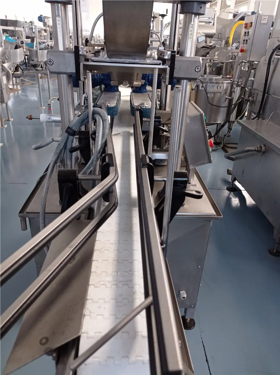 capsuleuse-automatique-de-bocaux-en-inox